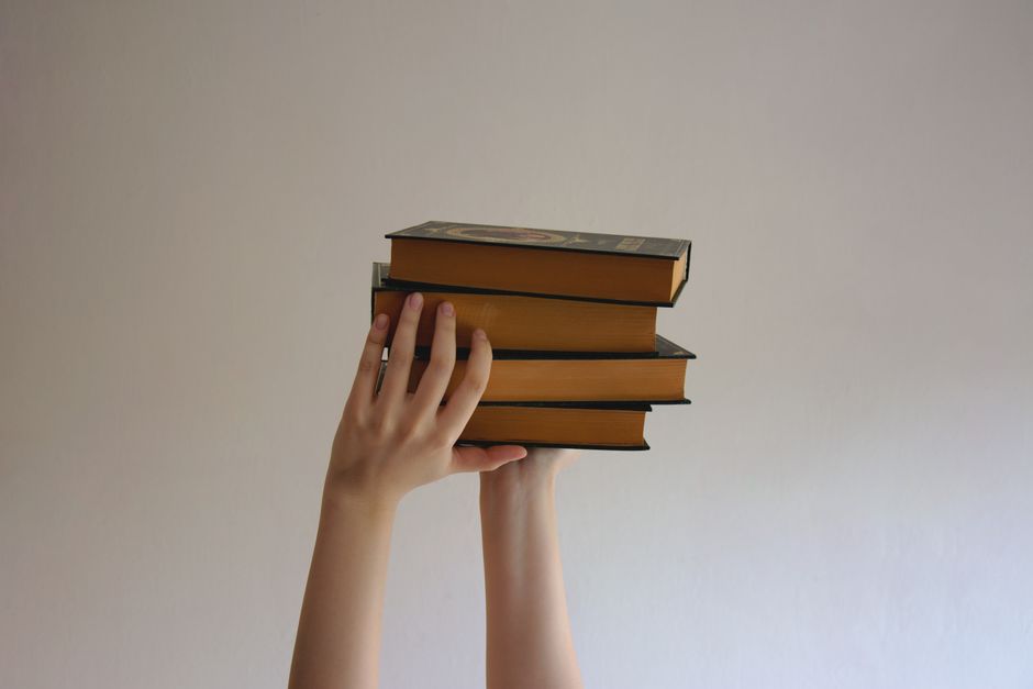 Além do Óbvio: Por Que Você Deveria Ler Ficção Contemporânea Agora